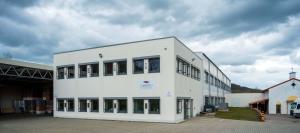 Neben dem Produktions- und Logistikstandort, der eine Fläche von 13.000 m² umfasst, hat inVENTer 300 Meter entfernt in Löberschütz seinen Verwaltungssitz.
