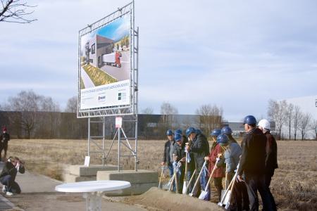 Feierlicher Spatenstich: Mit dem über 8.000 m² großen Logistikzentrum nahe am Stammsitz Buchloe legt die Familie Bovensiepen einen Meilenstein für die logistische Leistungsfähigkeit von ALPINA