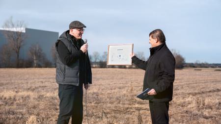 Nachhaltige Investition: Zum Spatenstich für das rund 15 Millionen Euro teure Logistikzentrum gratuliert LogistikPlan-Chef Stefan Gärtner dem Bauherren, ALPINA-Geschäftsführer Florian Bovensiepen (r.) mit einem Zertifikat für die Pflanzung von 20 Jungbäumen in Bayerischen Forsten. 